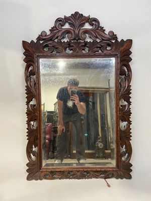 un homme se prenant en photo dans un miroir