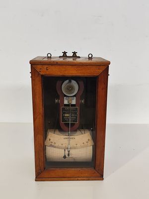 une petite horloge posée sur une table