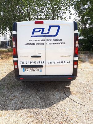 une camionnette blanche garée sur le bord de la route