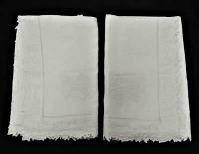 deux serviettes blanches sur fond noir, avec un fond noir