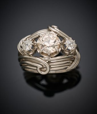 gros plan d'une bague en diamant sur une surface noire