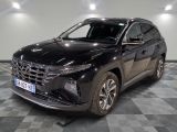 le 4x4 noir est garé dans le garage sur un sol en damier