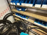 beaucoup de câbles et d'autres équipements électriques sur les étagères