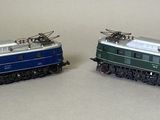 deux petits trains jouets posés côte à côte sur une table