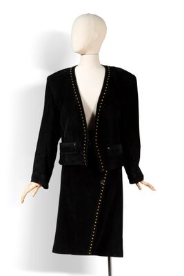 une photo d'un mannequin portant une robe et une veste noires