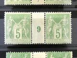 quatre timbres différents, de tailles et de couleurs variées, sur fond noir