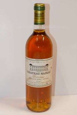 une bouteille de vin posée sur une table