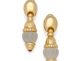 Les boucles d'oreilles dorées et grises sont superposées.