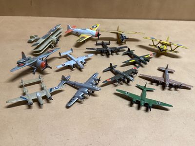beaucoup d'avions miniatures posés sur une table