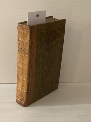 un livre dont un bout de papier dépasse