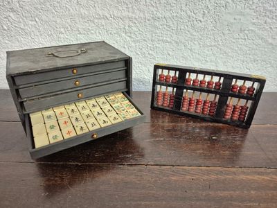 une petite boîte en bois contenant un abacus et une autre petite boîte renfermant un abacus