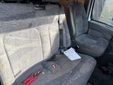 une voiture dans laquelle se trouvent tout un tas d'outils