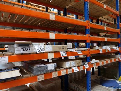 de nombreuses étagères contenant des boîtes et des boîtes dans un entrepôt