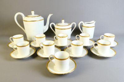 un grand nombre de tasses et de soucoupes sur une table