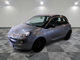 la photo d'une petite voiture garée dans un garage