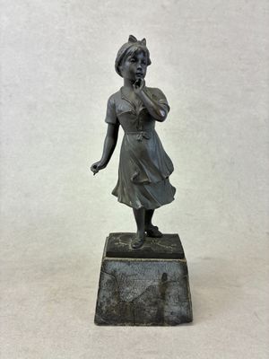 statue en bronze représentant une jeune fille tenant une fleur à la main