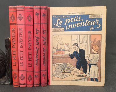 trois livres posés l'un à côté de l'autre sur une table