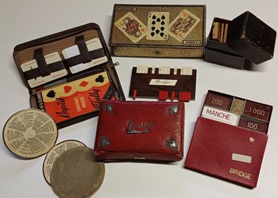 de nombreux types de portefeuilles et de pièces de monnaie sur la table