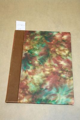 une photo d'un classeur orné d'un motif tie-dye