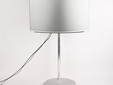 l'image d'une lampe posée sur une table