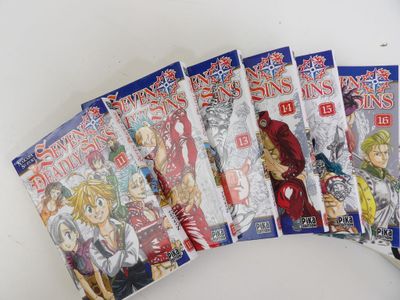 six albums de bandes dessinées mettant en scène des princesses de contes de fées, alignés sur une surface blanche