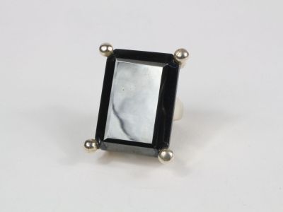 une image représentant une bague sertie d'une pierre noire