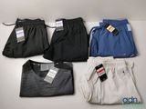 quatre paires de pantalons de sport pour homme, encore étiquetées