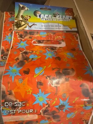 un paquet de brosses à dents dans une boîte posée sur une table
