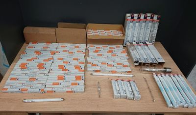 Lot d'environ 150 ampoules OSRAM composé de: 90 Tubes fluore…