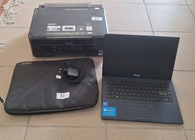 deux ordinateurs portables posés l'un à côté de l'autre sur le sol