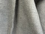 gros plan sur un tissu gris sur fond blanc