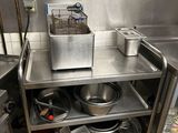 une cuisine équipée d'un évier, d'une cuisinière et d'un lave-vaisselle
