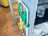 une étagère sur laquelle se trouvent plusieurs tasses et une bouteille