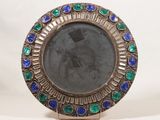 un cadre photo ancien en argent orné de pierres bleues et vertes