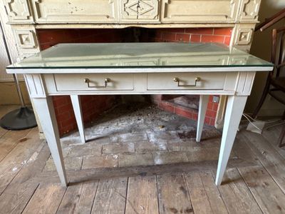 TABLE À ÉCRIRE en bois laqué blanc ouvrant à deux tiroirs. - Photo 1