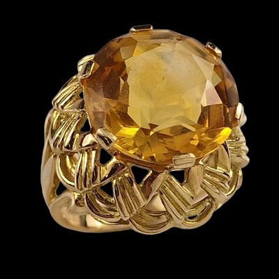 une image d'une bague en or avec une grande pierre de citrine