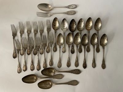 beaucoup de cuillères et de fourchettes en argent sur la table