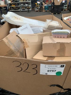 de nombreuses boîtes de nourriture posées sur un carton dans un magasin