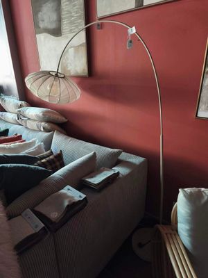 une image d'un salon avec un canapé et une lampe