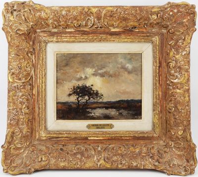 une peinture à l'huile représentant un arbre dans un champ sous un ciel nuageux