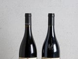 deux bouteilles de vin posées sur une table en bois