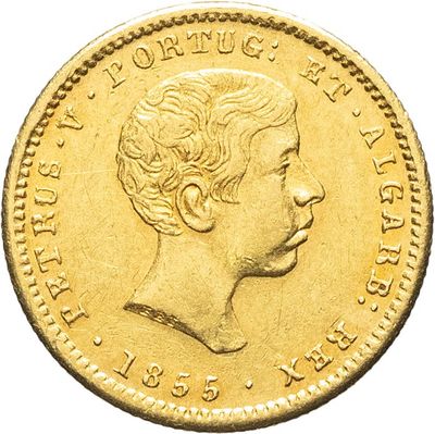 gros plan d'une pièce d'or sur fond blanc