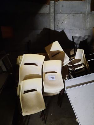 plusieurs chaises et une table dans une pièce où il y a beaucoup de cartons par terre