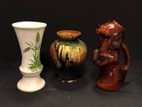 trois vases posés l'un à côté de l'autre sur une table