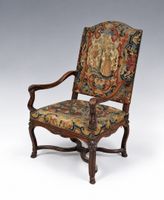 Fauteuil à haut dossier droit en bois naturel mouluré, sculp…