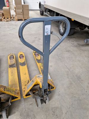 une palette à laquelle est fixée une fourche dans un entrepôt