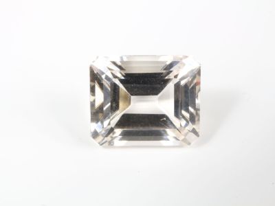 un diamant taille émeraude sur fond blanc