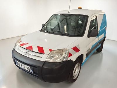 une camionnette blanche à rayures rouges et bleues garée dans une pièce blanche