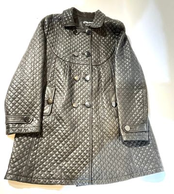 ELYZE Paris. Manteau en cuir noir matelassé.