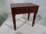 une petite table en bois avec un tiroir
